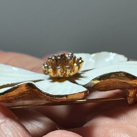 Vintage White Dogwood Floral Brooch Enamel Vintage 5423 B - Picture 4 of 7